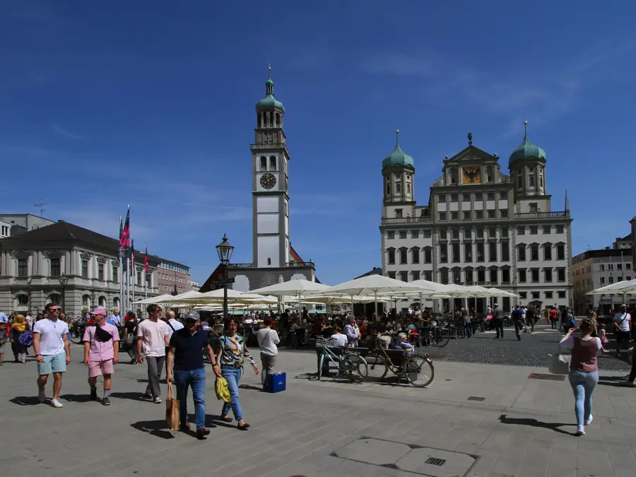 Rathausplatz mit Perlachturm und Rathaus, viele Menschen in der Sonne