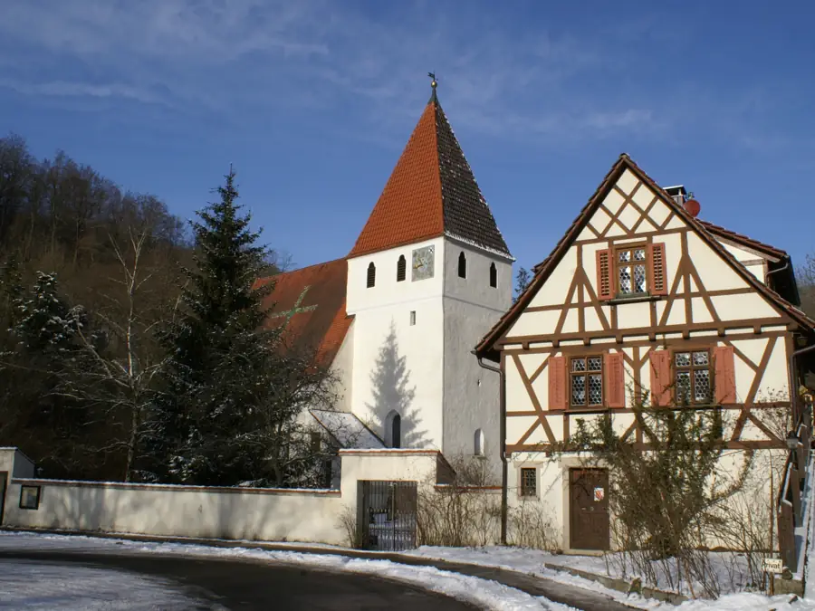 Evangelische Kirche und Fachwerkhaus im Blausteiner Ortsteil Lautern