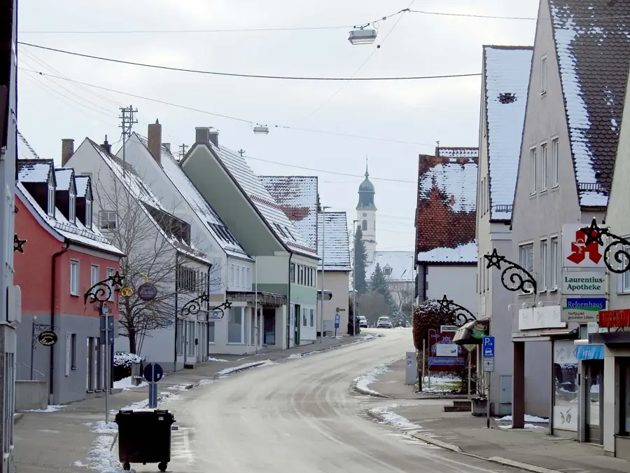 Lindauer Straße in Bobingen mit Wallfahrtskirche im Winter