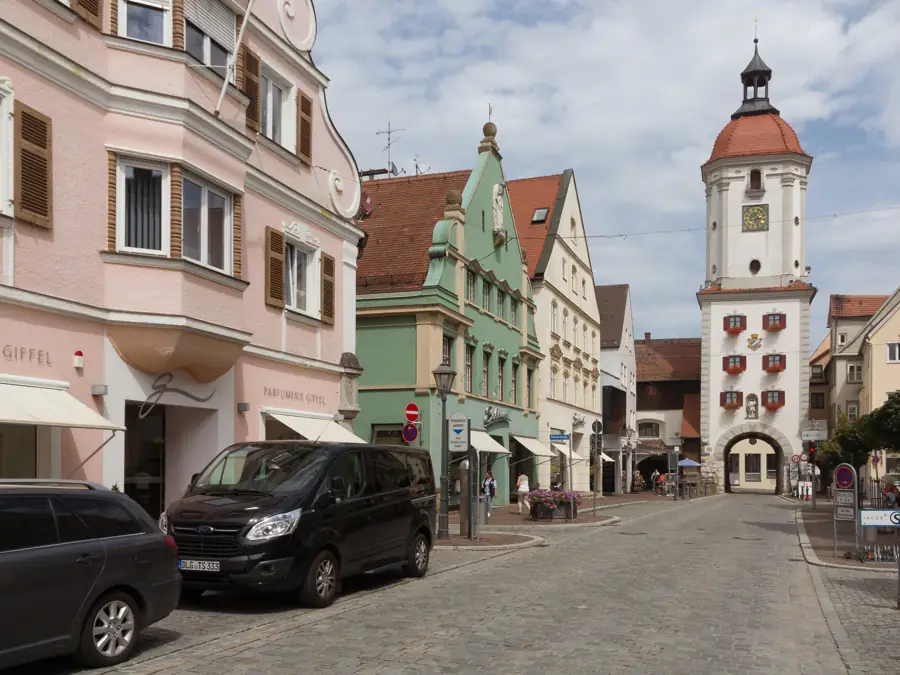 Straße in Dillingen mit dem Mitteltor