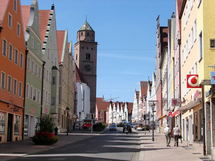 Reichsstraße in Donauwörth mit bunten Giebelhäusern