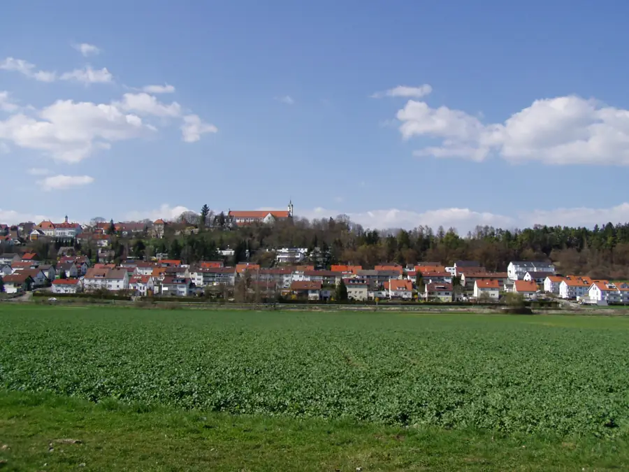 Oberelchingen mit dem Kloster auf der Anhöhe über Feldern
