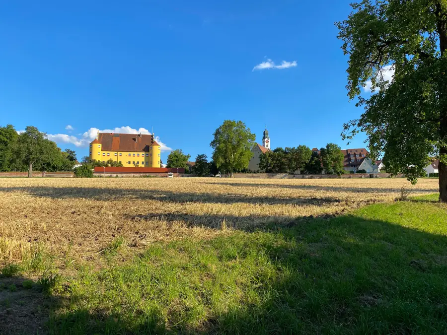 Schloss Erbach und Pfarrkirche St. Martin hinter einem Stoppelfeld