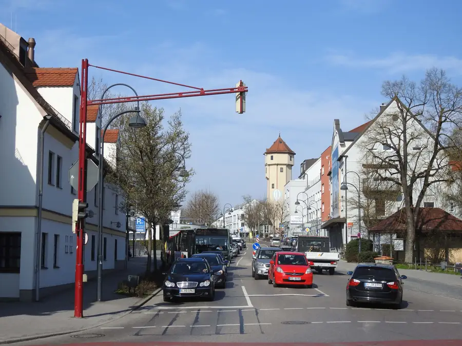 Bahnhofstraße in Gersthofen mit dem Turm des Ballonmuseums