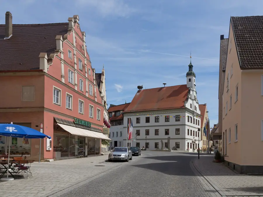 Straße in Gundelfingen mit Bürgerhaus und Rathaus