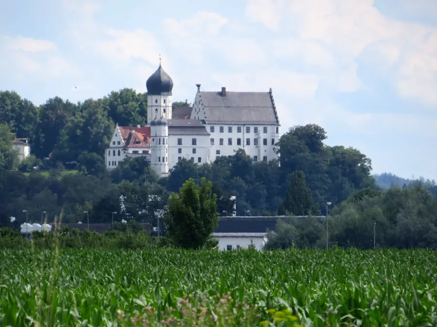Vöhlinschloss über Illertissen mit Zwiebelturm