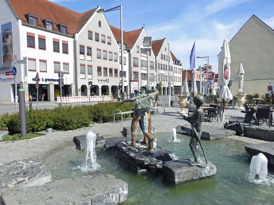 Brunnen mit Figuren auf dem Europaplatz in Königsbrunn