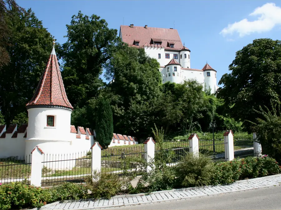 Schloss Leipheim über der Stadtmauer mit Rundturm