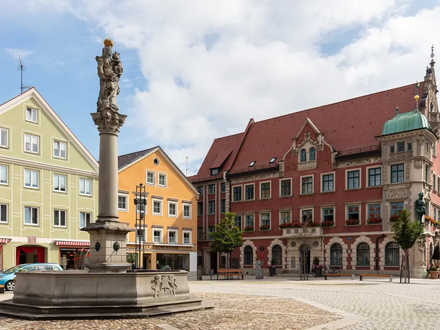 Marienplatz in Mindelheim mit Mariensäule und Rathaus