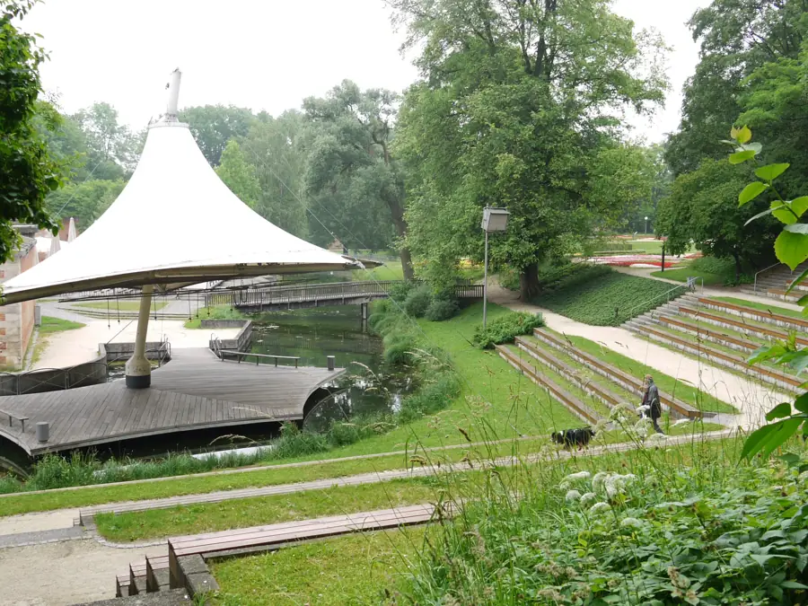 Veranstaltungsbühne mit Zeltdach im Glacis-Park von Neu-Ulm