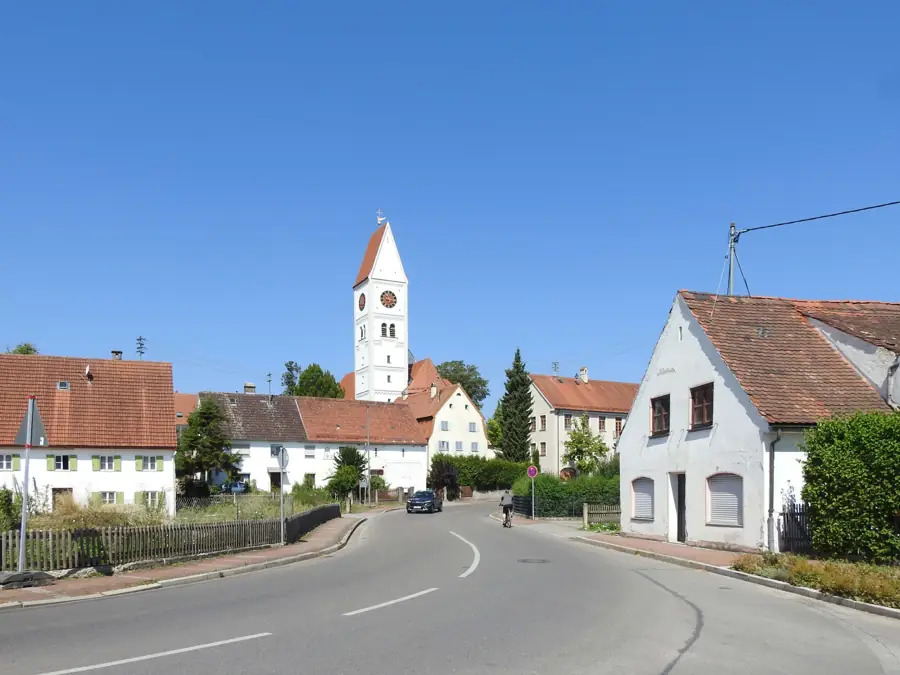 Bauernstraße in Stadtbergen mit der Kirche St. Nikolaus