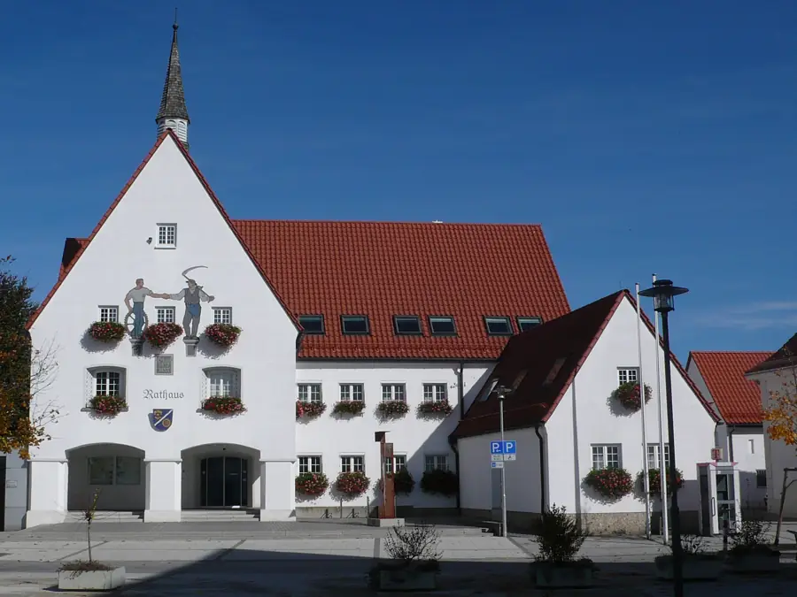 Rathaus von Vöhringen mit Blumenkästen