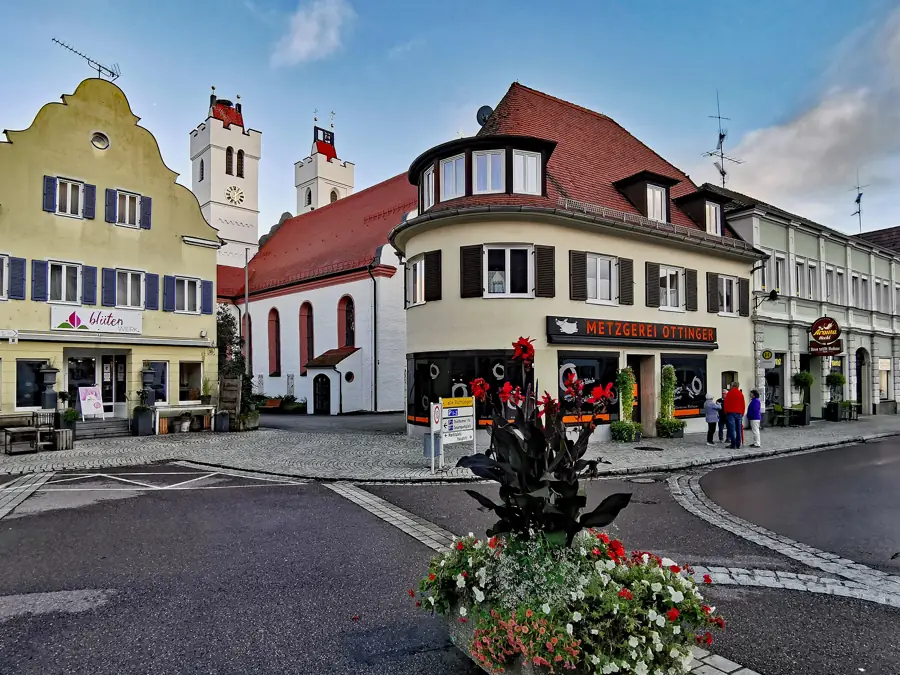 Ortsmitte von Wertingen mit Geschäften und Kirchtürmen